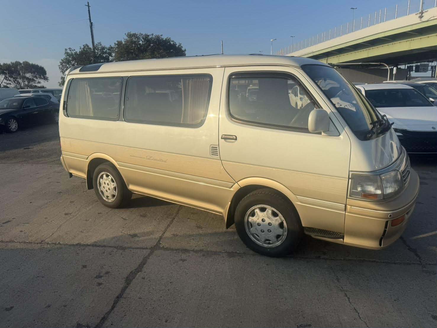 Toyota  HI Ace premium deluxe — thumbnail 6